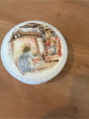Royal Doulton Brambley Hedge Winter Trinket Box 1990